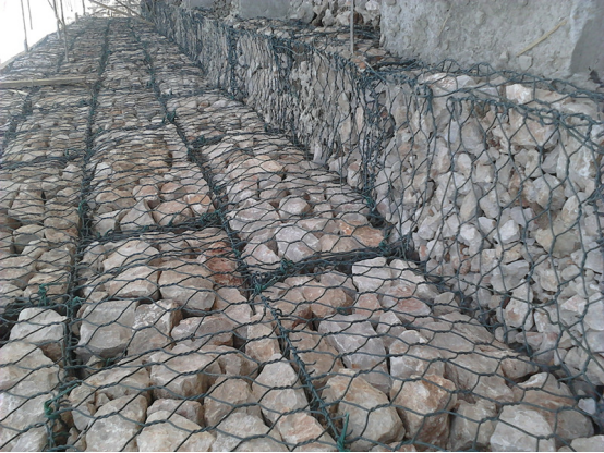 How to prevent the collapse of the reservoir by the protection net of the Gabion box?