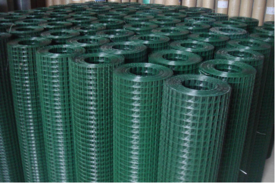 Simple welded mesh fencing