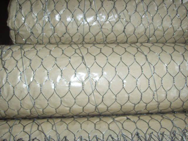 Hexagonal wire mesh for chickens