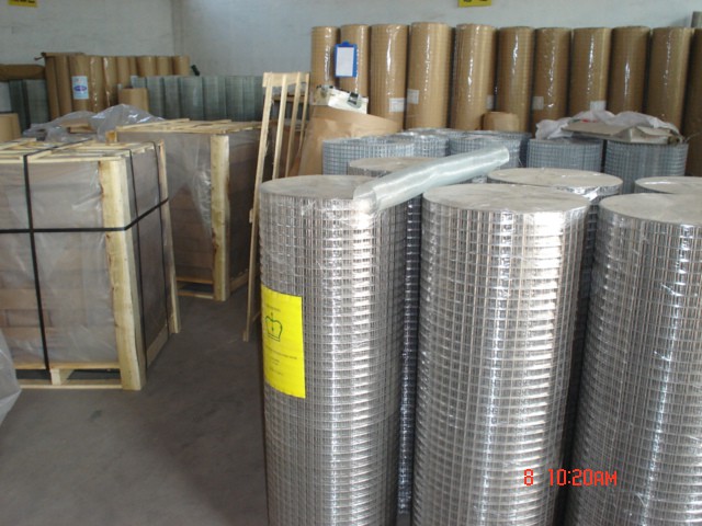 Welded wire mesh roll