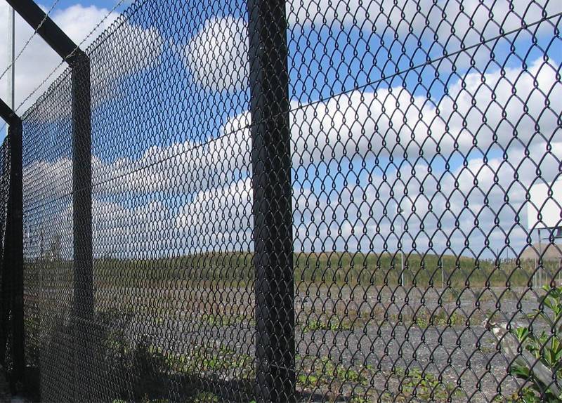 What is the difference between dipped chain link fence and galvanized chain link fence?