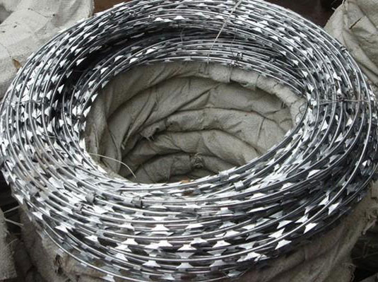 What is the performance difference between single razor barbed wire and double spiral razor barbed wire?