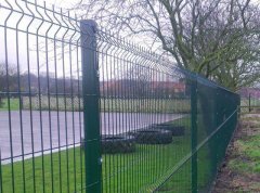 Triangle wire mesh fence