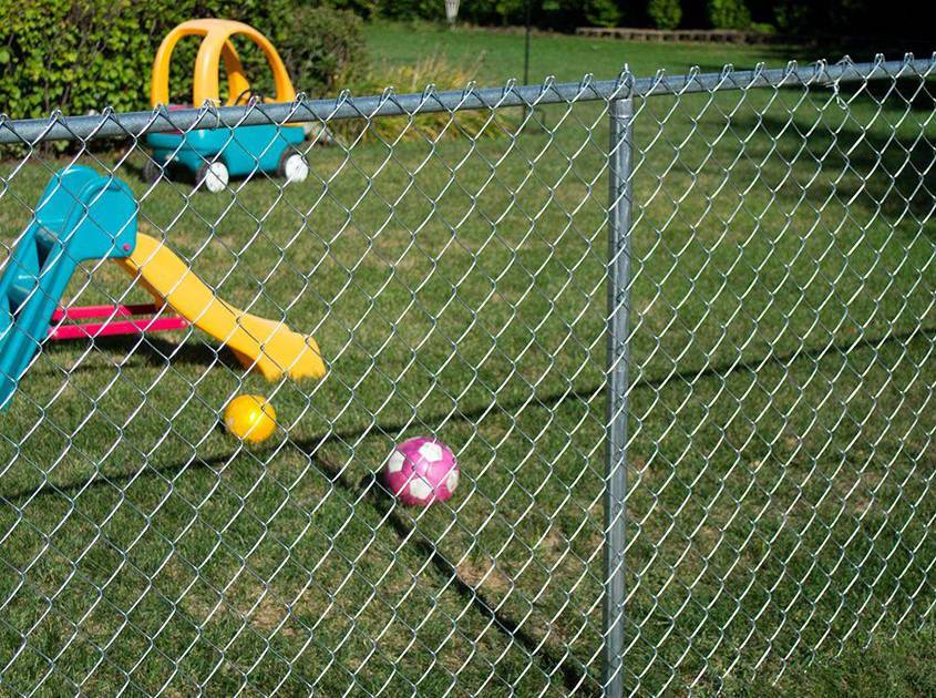 Chain link fence welding method