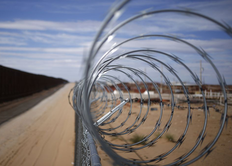 What are the precautions for the transportation and use of razor wire?