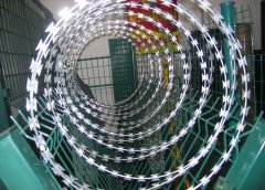 What are the precautions for the transportation and use of razor wire?