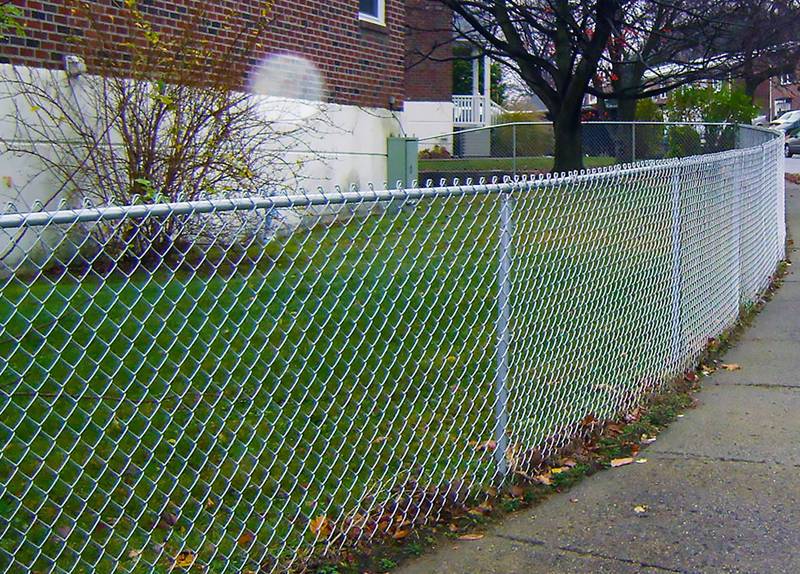 Edge treatment of chain link fence-twisted edge chain link fence