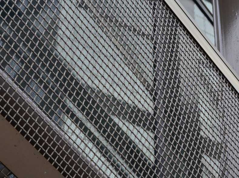 Installation method of metal decorative curtain mesh