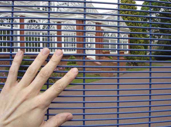 The mesh size of 358 anti-climbing fence