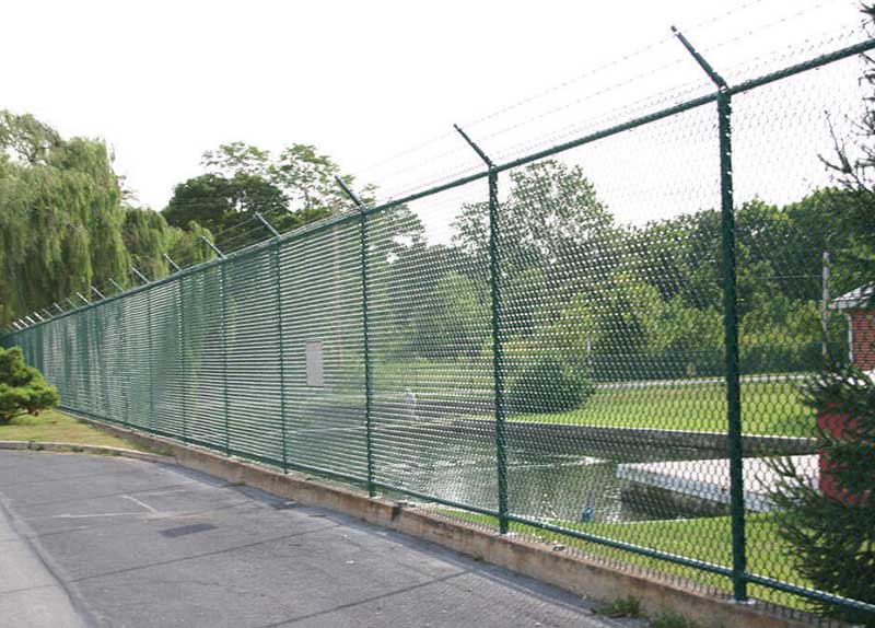 How to prevent corrosion and rust when the chain link fence blows in the sun every day