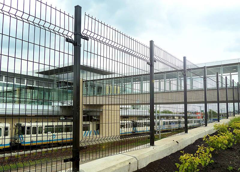 How to maintain the urban highway fence