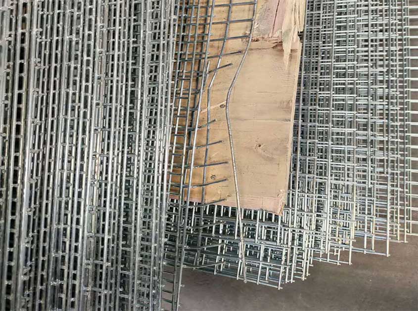 Wide application of welded mesh: fences, guardrails and filtration and other fields