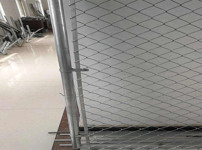 Diverse applications of galvanized wire mesh: fencing, guardrails and filtration and many other fields