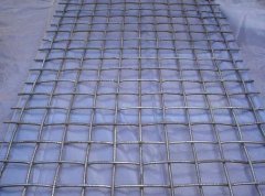 Variety of material selection and adaptability of crimped wire mesh