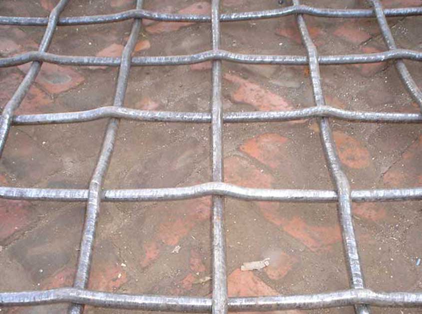 Variety of material selection and adaptability of crimped wire mesh