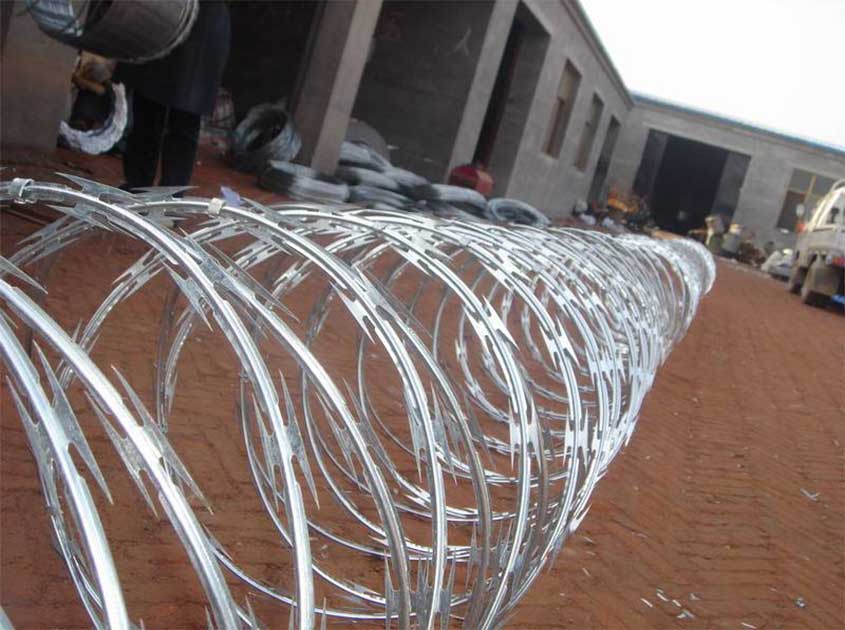 Creative application of razor wire in handicraft production