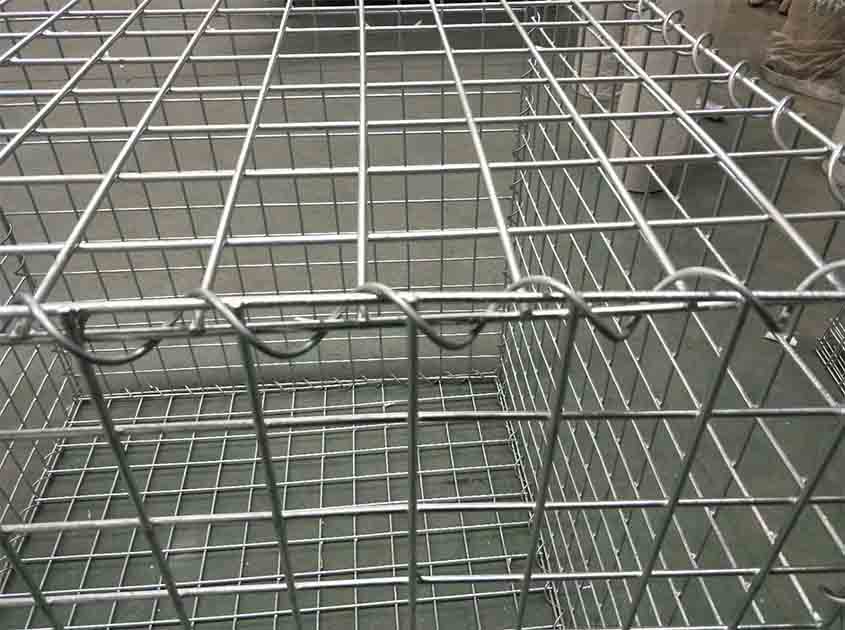 How does galvanized wire mesh prevent corrosion