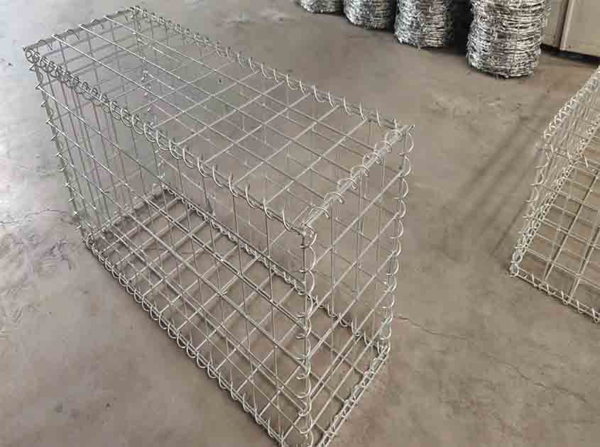 How does galvanized wire mesh prevent corrosion