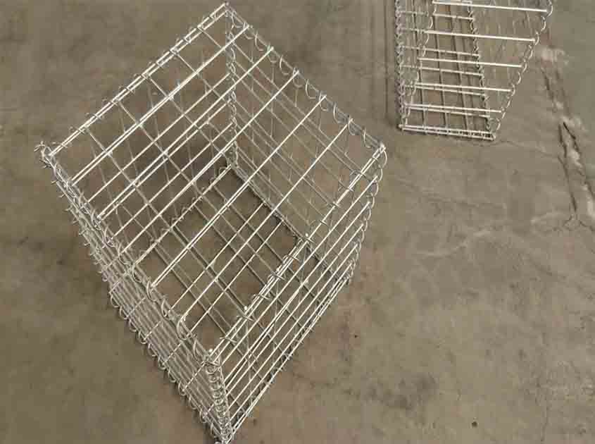 How does galvanized wire mesh prevent corrosion