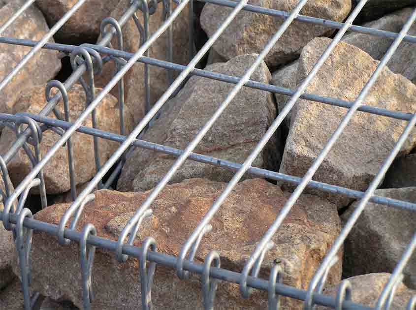 What are the advantages of using galvanized wire mesh in outdoor applications