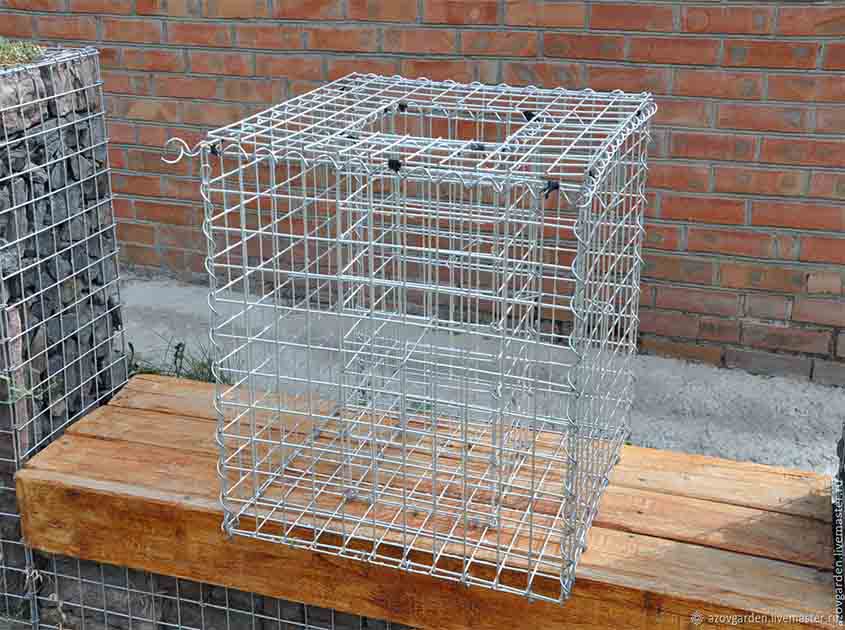 How does galvanized wire mesh compare to stainless steel wire mesh in terms of corrosion resistance?