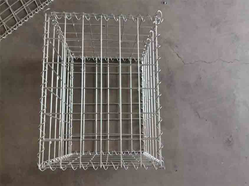 How does galvanized wire mesh perform in marine environments