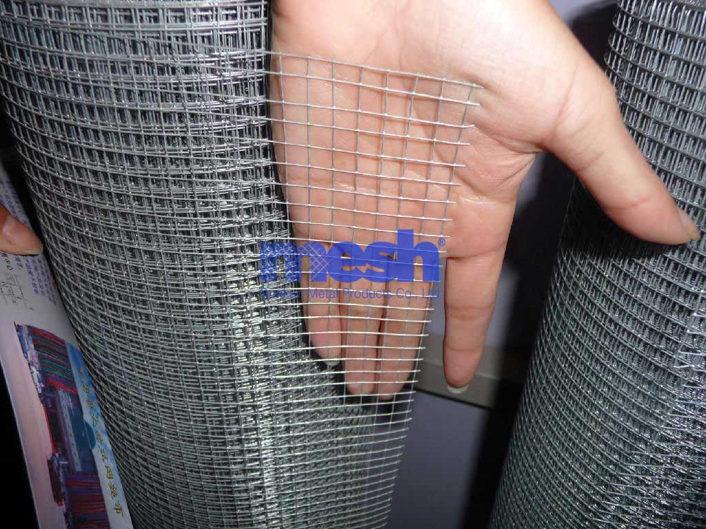 Safe Operation Guide: Mastering the Proper Use of Tools on a Galvanized Wire Mesh Fence